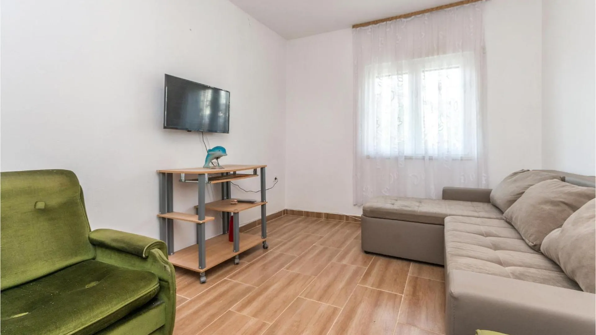 2 Bedroom Stunning Home In Pakostane Holiday home