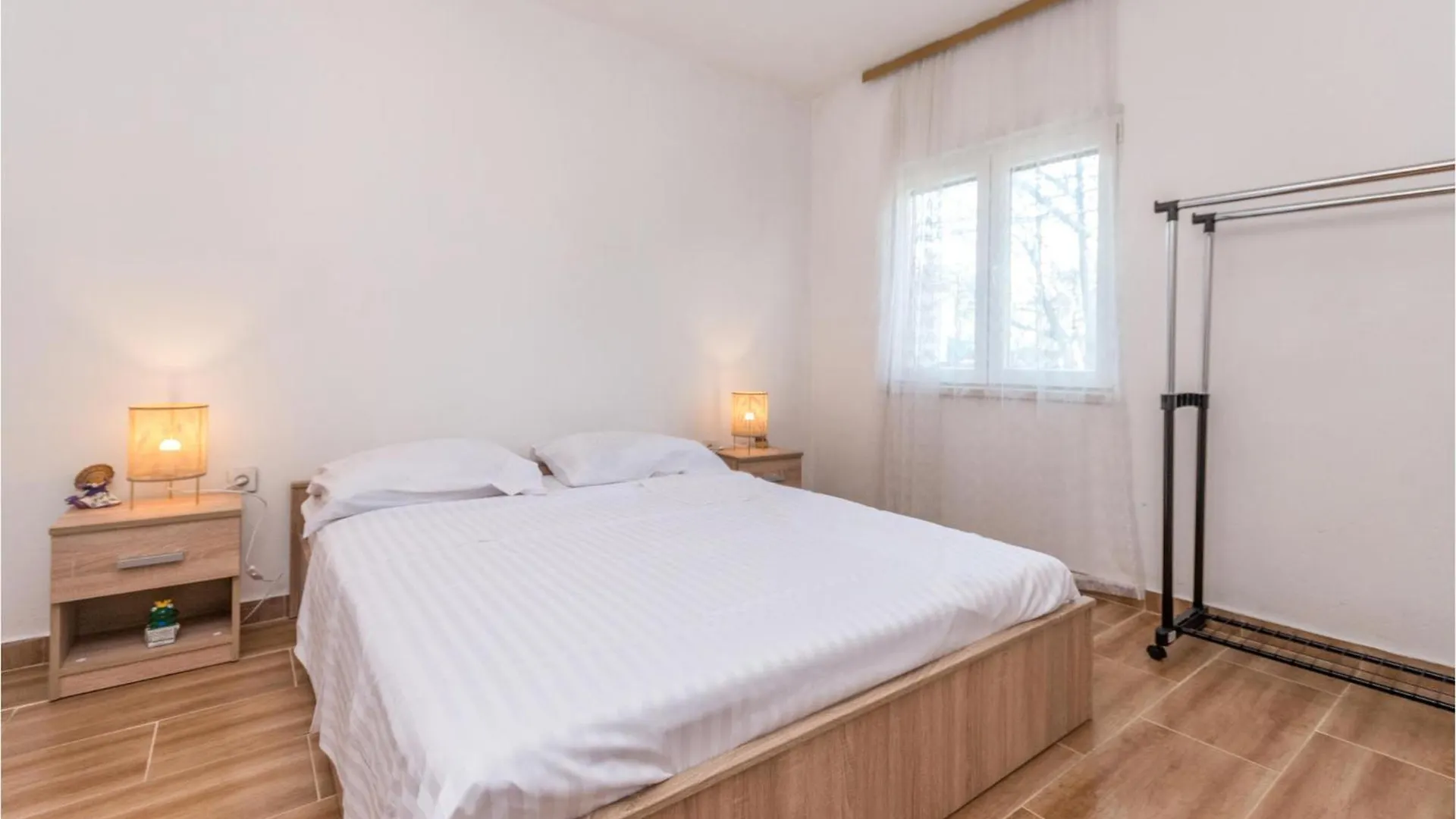 2 Bedroom Stunning Home In Pakostane 0*,
