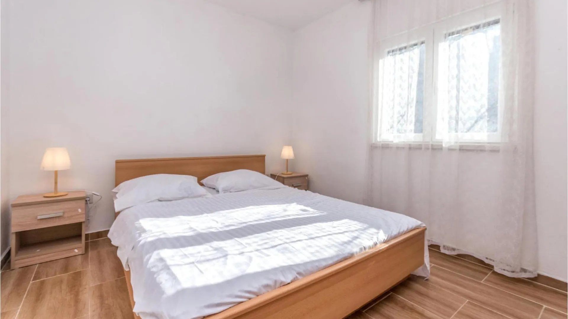 2 Bedroom Stunning Home In Pakostane Holiday home