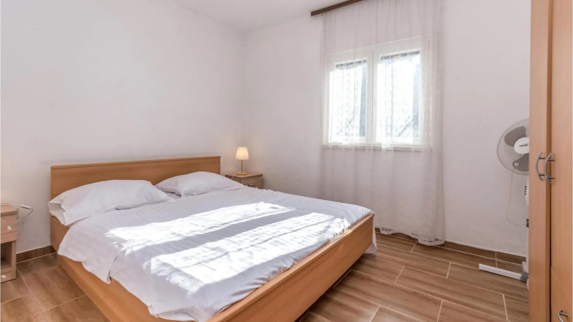 2 Bedroom Stunning Home In Pakostane