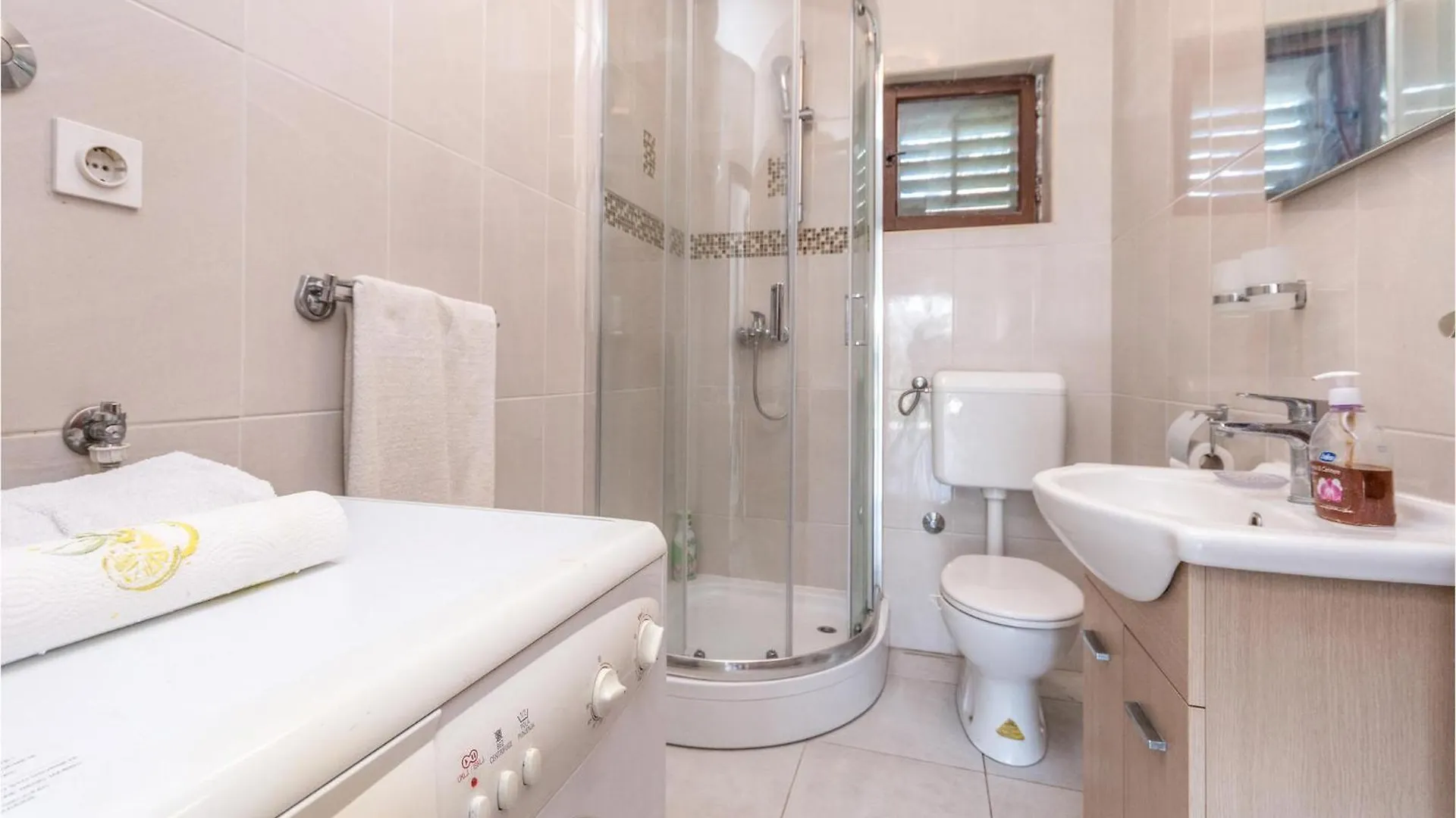 2 Bedroom Stunning Home In Pakostane